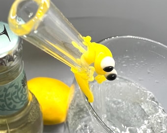 Geco lucertola giallo su cannuccia di vetro trasparente piegata - 9", 9,5 mm di diametro