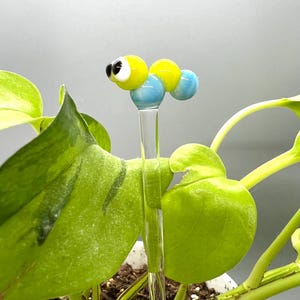 スプリンググリーンとスカイブルーのキャタピラー型ガラス製植物支柱 - ブーケ装飾 - 長さ調節可能 - 観葉植物装飾