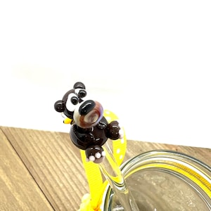 Grizzly bruine beer met kleine bijenhoning druppelstaafje