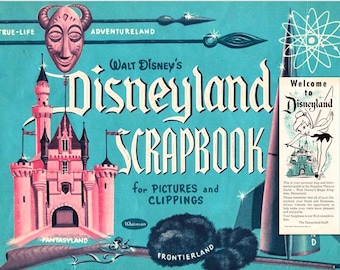 Puede incluir: Un álbum de recortes azul cerceta Walt Disney's Disneyland Scrapbook for Pictures and Clippings con un castillo rosa, una máscara tribal y un cohete. Un inserto blanco muestra a Campanilla, el logo de Disneyland y texto de bienvenida.