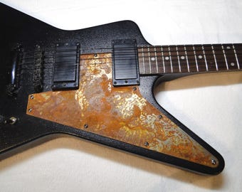 Golpeador oxidado adecuado para la reedición de la Gibson Explorer 76. Fabricado artesanalmente en acero al estilo del Rusty Explorer de Metallica de James Hetfield.