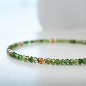Pulsera de cuentas de turmalina verde y oro, pulsera apilable delicada, duradera y de alta calidad, joyería hecha a mano con piedras preciosas para mujer
