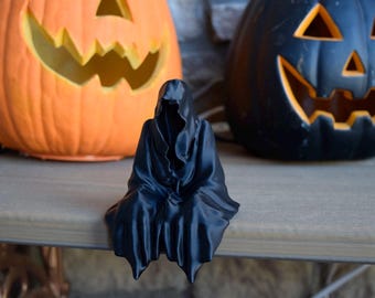 Chilling Grim Reaper Figurine - Creepy Addition to Your Holiday Display, Fireplace Mantel, Bookshelf Figurine, Halloween Gift, X-Mas Gift
