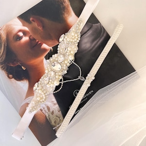 Luxury light ivory wedding garter for bride with dangling, Adjustable Victorian pearl garter, Fancy bridal garter, Elegant thigh garter set