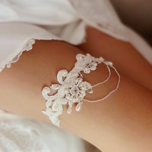 Adjustable light ivory lace garter for bride, Fancy Victorian wedding garter, Pearl garter, Dangling bridal garter, Elegant thigh garter