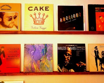 Estantería para discos de cedro japonés hecha a mano – Estantería de pared personalizada para exhibición de vinilos