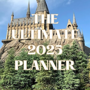 以下が含まれることがあります： ホグワーツ城の写真で、画像の上に「THE ULTIMATE 2025 PLANNER」というテキストが重ねられています。