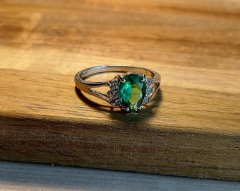 Anillo de piedra verde ovalada, anillo plateado con diamantes simulados