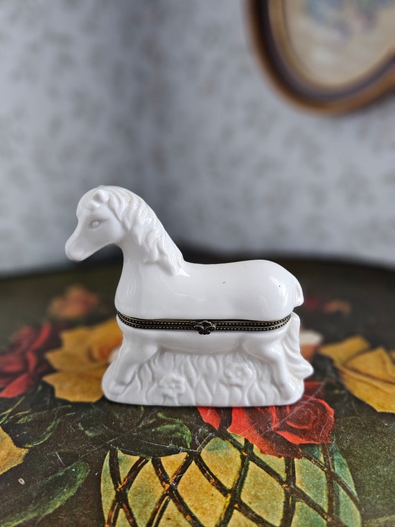 Vintage white horse ceramic trinket box - image 1