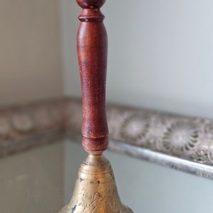 Campana escolar vintage de latón con mango de madera