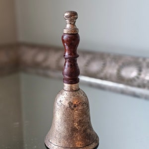 Campana escolar antigua de latón y madera con grabado