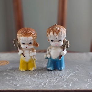 Statuette vintage di ragazzo e ragazza in porcellana