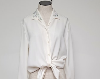 Vintage jaren '90 crème witte button up geborduurde blouse vrouwen kleine med secretaresse blouse tie taille losse flowy top bloemen top kraag blouse