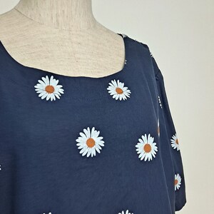 vintage 80s Oversized Blue Cotton Daisy Print Summer Tunic Blouse femmes l xl boho jardinier blouse chemise à imprimé floral image 2