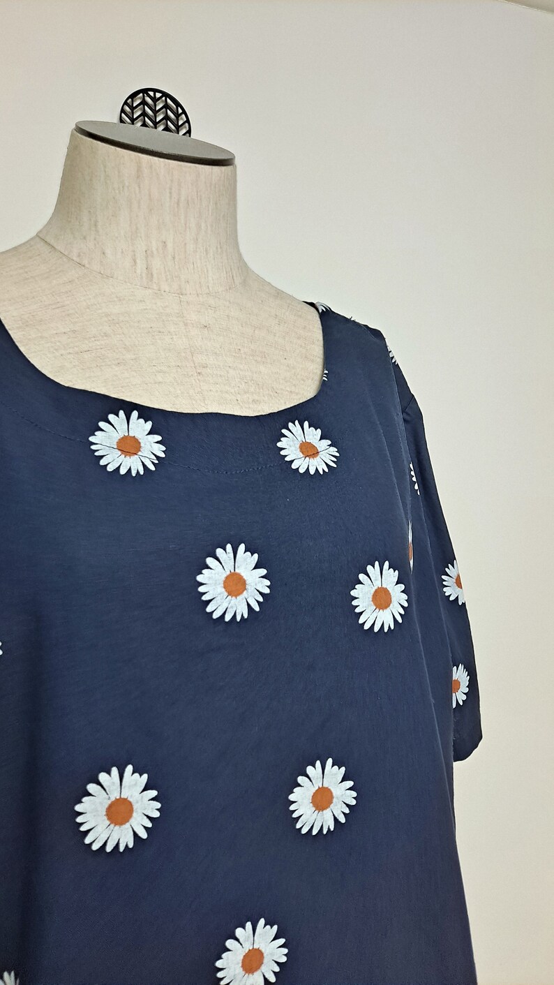 vintage 80s Oversized Blue Cotton Daisy Print Summer Tunic Blouse femmes l xl boho jardinier blouse chemise à imprimé floral image 2