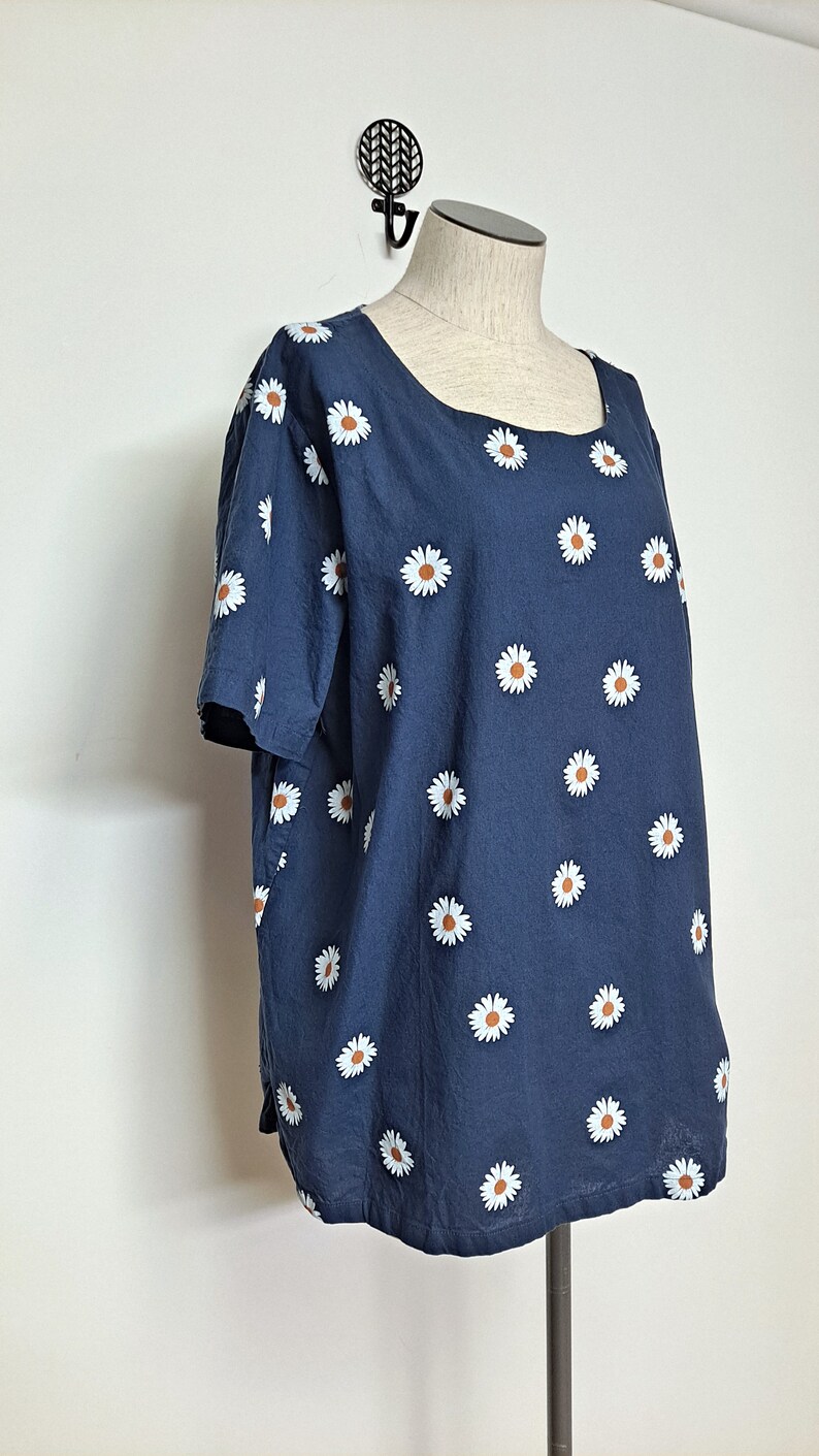 vintage 80s Oversized Blue Cotton Daisy Print Summer Tunic Blouse femmes l xl boho jardinier blouse chemise à imprimé floral image 3