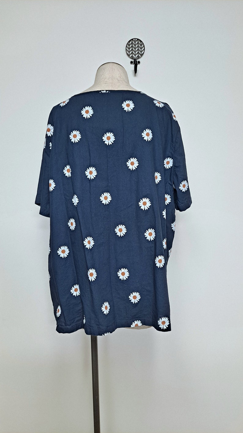 vintage 80s Oversized Blue Cotton Daisy Print Summer Tunic Blouse femmes l xl boho jardinier blouse chemise à imprimé floral image 4