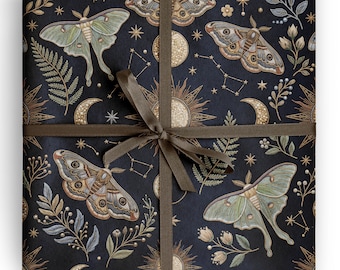 Cadeaupapier met een hemelse mot, versierd met kralen en een maan- en zonmotief, perfect voor heksenachtige verjaardagen, gothic cadeaus en liefhebbers van Dark Academia.