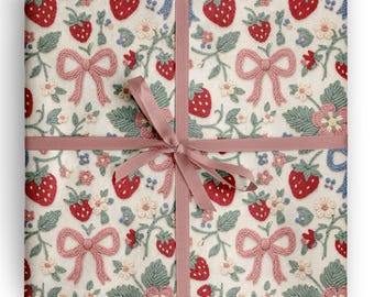 Cadeaupapier met aardbeienmotief en geborduurde bloemen, perfect als inpakpapier voor bessenliefhebbers, lenteverjaardagen en als gastgeschenk.
