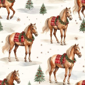 Puede incluir: Un patr&oacute;n repetitivo que presenta caballos de color marr&oacute;n claro con crines y colas blancas, que llevan mantas de cuadros rojos y guirnaldas de pino verde con bayas rojas. El fondo incluye ilustraciones en acuarela de peque&ntilde;os pinos verdes y copos de nieve.