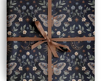 Inpakpapier met hemelse mot, geborduurd botanisch cadeaupapier voor heksenachtige verjaardagen, liefhebbers van gotische tuinen en mystieke cadeaus.