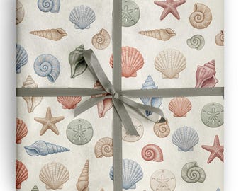Cadeaupapier met schelpenmotief, geborduurd met naaldwerk, kustthema met sint-jakobsschelpen, zanddollars en zeesterren, voor strandliefhebbers.