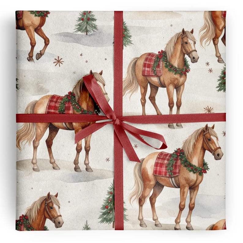 Puede incluir: Papel de regalo con un patr&oacute;n repetitivo de acuarela de caballos de color marr&oacute;n claro con mantas de cuadros rojos y coronas de pino verde. El dise&ntilde;o incluye peque&ntilde;os &aacute;rboles de Navidad verdes y copos de nieve marrones sobre un fondo crema, atado con una cinta roja.