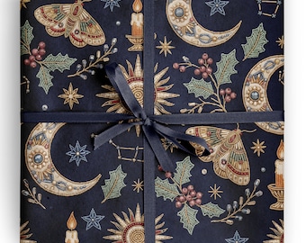 Heksenachtig kerstcadeaupapier met hemelse mot en maanmotief, perfect voor gotische kerstcadeaus, duistere academische en mystieke kerstthema's.