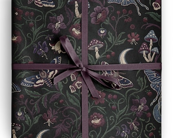 Cadeaupapier met een maanverlichte tuinprint, gotisch met motten en paddenstoelenmotief, perfect voor heksenachtige verjaardagen en liefhebbers van donkere botanische thema's.