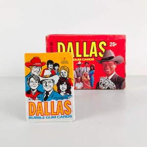 ビンテージ ダラス トレーディング カード ディスプレイ ボックスと未開封のワックス パック ギフト セット、CBS プライムタイム TV 番組のソープオペラ コレクターズ アイテム、J.R. ユーイングを撃ったのは誰?