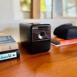 1980er Jahre Boston Electric Bleistiftspitzer mit geometrischem, modernem Design, Modell 18 mit Späneschale, hergestellt in den USA, funktionierte einwandfrei