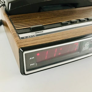 Vintage 1980s General Electric AM FM Clock Radio Alarm Clock with Landline Telephone, Retro Digital Clock with Faux Bois Design, GE 7-4710A image 7