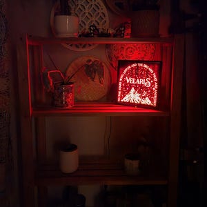 ACOTAR | Lampka nocna | Nocny dwór | Książkowy | Maasverse | Półka na książki | Podświetlany szyld | Booktok | Gadżety z książkami fantasy | Dekoracje literackie | Romans zdjęcie 8