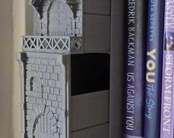 Medeltida bokhörna med lådor i stenfasad | 3D-printad bokhylla | Bokstöd | Gotisk heminredning | Booktok | Funktionell förvaringsorganisatör