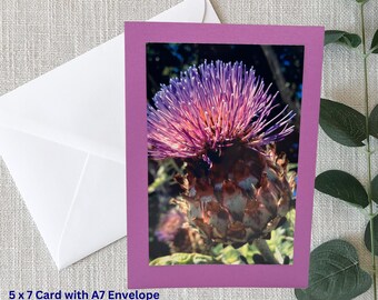Tarjeta de felicitación con foto de naturaleza hecha a mano / Alcachofa en flor / Tarjeta de 5 x 7 / Foto brillante de 4 x 6 / Cartulina de archivo violeta / Sobre blanco A7