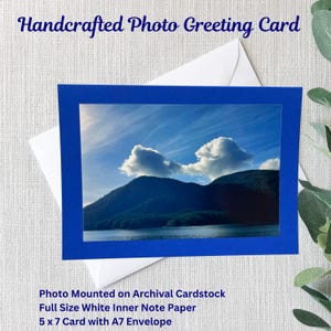 Handgemachte Natur-Foto-Grußkarte | Berg | See | blauer Himmel | 13x18 Karte | 4x6 glänzend Foto | Blauer Archival Cardstock | Weißer A7 Umschlag
