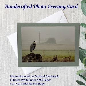 Biglietto d'auguri con foto della natura fatto a mano / Airone azzurro / Campo nebbioso / Biglietto 5x7 / Foto lucida 4x6 / Cartoncino d'archivio grigioverde / Bianco A7