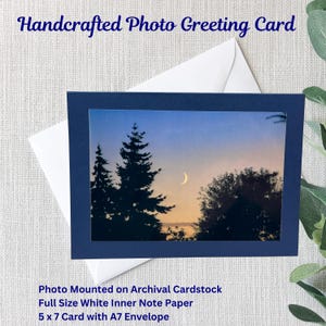 Carte de voeux photo faite main de nature | Arbres | Lune | Ciel nocturne | Carte 5 x 7 | Photo brillante 4 x 6 | papier cartonné bleu d'archives | Enveloppe A7 blanche