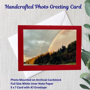 Carte de voeux photo faite main de nature | Arc-en-ciel | Eau | Arbres | Ciel | Carte 5 x 7 | Photo brillante 4 x 6 | papier cartonné rouge d'archives | Blanc A7