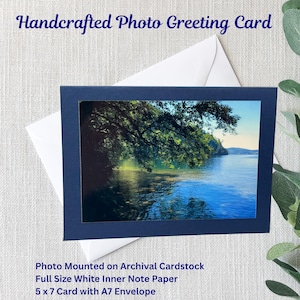Handgemachte Natur-Foto-Grußkarte | Seeufer | Wasser | Baum | 13x18 Karte | 4x6 glänzend Foto | Blauer Archival Cardstock | Weißer A7 Umschlag