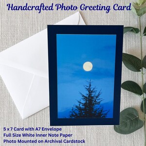 Handgemachte Natur-Foto-Grußkarte | Mond | Baum | Dunkelblauer Himmel | 13x18 Karte | 4x6 glänzend Foto | Blauer Archival Cardstock | Weisser DIN A7 Umschlag
