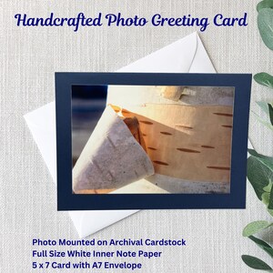 Handgemaakte natuurfotowenskaart | Schors pellen | Berkenboom | 5 x 7 kaart | 4 x 6 glanzende foto | Blauw archiefkarton | Witte A7-envelop