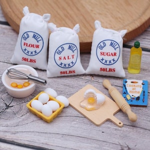 Miniaturowy zestaw akcesoriów kuchennych - akcesoria kuchenne do domku dla lalek z mąką, cukrem, woreczkami na sól, jajkami, trzepaczką i wałkiem do ciasta