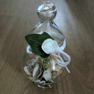 Fiori di vetro e libri