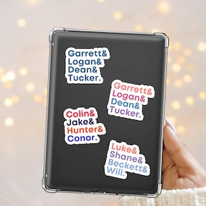 Puede incluir: Una colección de pegatinas coloridas con nombres en rojo, azul y naranja. Las pegatinas incluyen nombres como Garrett, Logan, Dean, Tucker, Colin, Jake, Hunter, Conor, Luke, Shane, Beckett y Will, en diferentes fuentes.