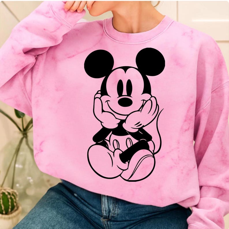 Pu&ograve; includere: Felpa rosa tie-dye con grafica in bianco e nero di Topolino. Il personaggio dei cartoni animati &egrave; raffigurato con le mani sotto il mento. La felpa ha girocollo e maniche lunghe. Il tessuto ha un motivo tie-dye rosa.