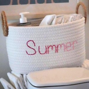 Personalisierter Seil-Aufbewahrungskorb, benutzerdefinierter Name für das Kinderzimmer, Spielzeug-Organizer-Behälter, Windelkorb, Babyparty-Geschenkkorb, bestickter Korb