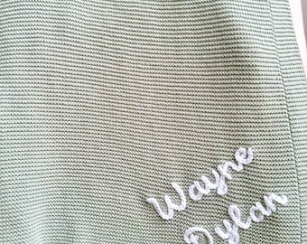 Anpassad babyfilt med namn, stickad nyföddfilt, babyshowerpresent, spädbarnsminne, könsneutral babyfilt, babynamnfilt