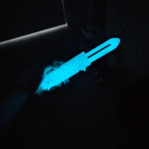 Könnte beinhalten: Ein leuchtend blauer Gemüseschäler aus Kunststoff mit einer scharfen Klinge.