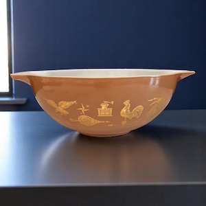 Rare Pyrex Early American 4-Quart Mixing Bowl – 1962–1971 – 22K Gold on Brown – Vintage #444 Cinderella Bowl – Excellent Condition